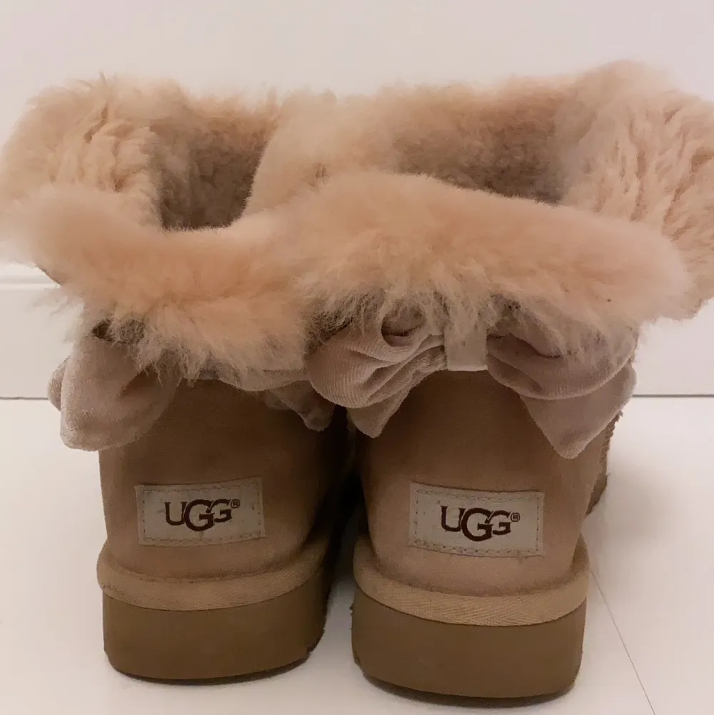 Säljer dessa fina beige/ljusrosa uggs då det tyvärr är för små för mig:( sparsamt använda och skorna har inga fläckar! Köparen står för frakten!. Skor.