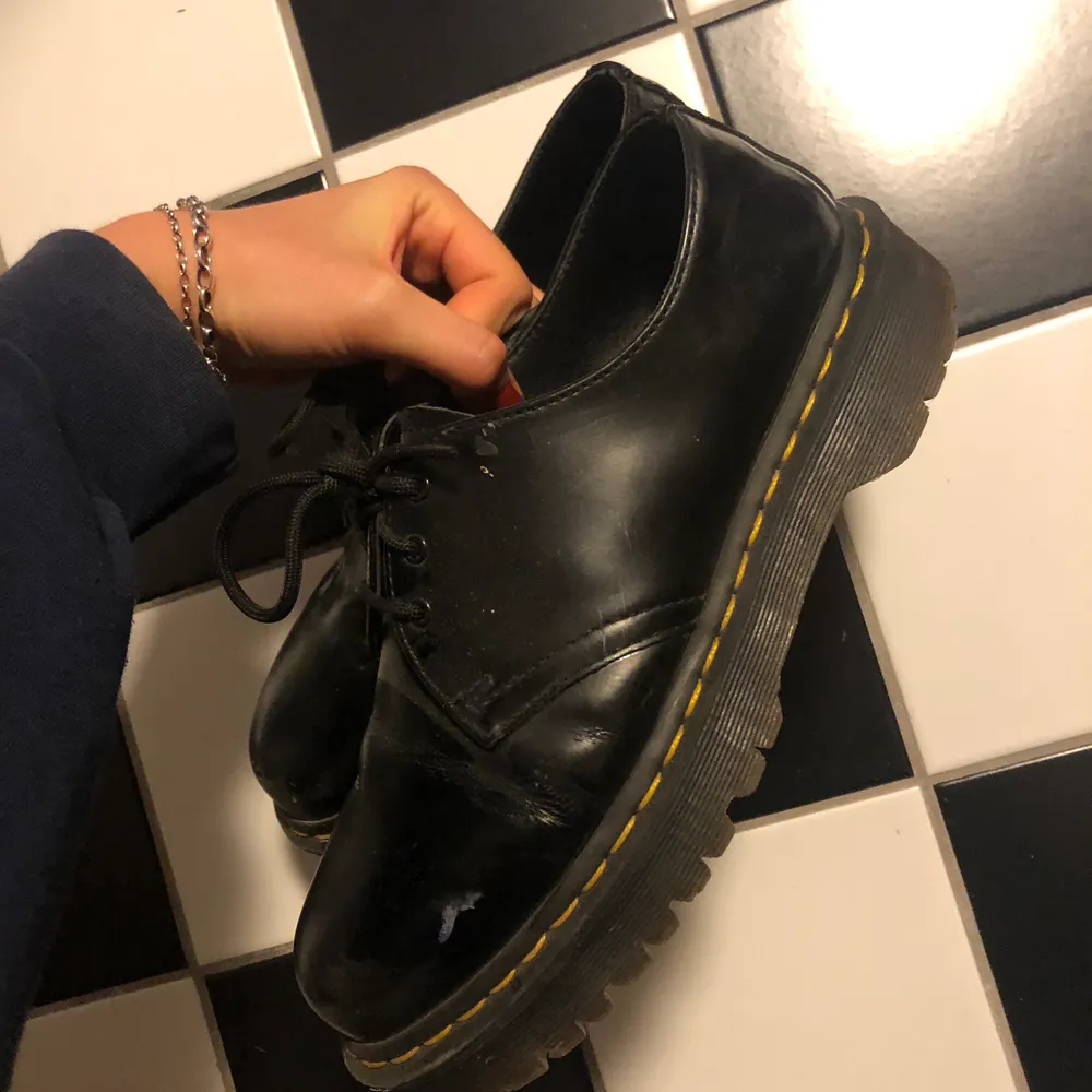 Snygga svarta Dr.martens med hög sula. Säljs för 490kr,  jag älskar verkligen dessa, men jag använder dem inte så mkt för jag har andra skor som jag älskar haha ! Men vill ge dem ett andra hem, för de är för fina för att bara stå :) . Övrigt.