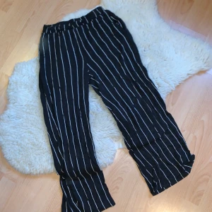 Randiga byxor - Jättesköna randiga byxor från New Yorker. Säljes pga att de inte används längre. Skriv för mer info, bilder osv💗 Frakt runt 50 kronor.