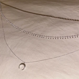 Tre halsband i ett - Tre silver halsband i ett. Använd några gånger, fint skick. Från HM. Säljer pga amvänder knappt. Säljer för 30kr + frakt❤️