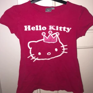 Hello Kitty topp - Rosa hellokitty tröja köpt på barnavdelningen second hand för länge sedan. Men storleken är ungefär som en xxs/xs. Fint skick förutom att på trycket är bokstaven k lite skrapad liksom. Köparen står för frakten<3