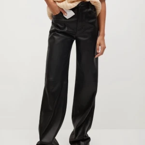 Raka skinnbyxor från Mango - Säljer de populära raka skinnbyxorna från MANGO. Slutsålda. Aldrig använda, lappen är kvar. Strlk 36. Skriv för mer info/bilder. Högtsa bud 850kr inkl frakt. Budgivningen avslutas ikväll.