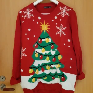 Jultröja - Bli juligast i stan! Blända både cyklister och grannar i denna blinkande skönhet! Stlk M i herrmodell så den är både lång och oversize. Endast testad då slingan sitter skevt. En av lamporna sitter nedanför sitt hål och därför har jag sytt dit lampan. Tyvärr är jag inte vass med nål och tråd så gav upp på att fixa den. Något för den händiga kanske. 200 plus frakt så är den din! Är fler intresserade blir det budgivning. Kommer även lägga upp denna i andra säljgrupper. Så löp och köp 🏃‍♂️🏃‍♀️