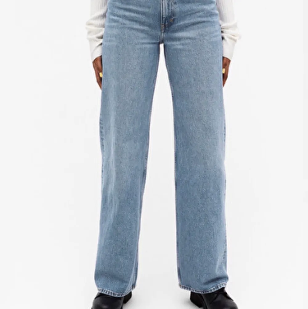 Snygga oversized jeans som ja säljer då de blivit för stora:( de är i fint skick, köparen står för frakten❤️. Jeans & Byxor.