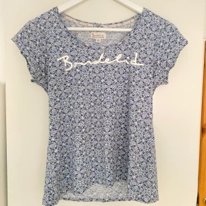 Mönstrig t-shirt  - Mönstrig t-shirt, lite liten för mig som är 174 cm lång. 🥰FRAKT INGÅR🥰