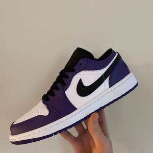 Säljer ett par Nike Air Jordan 1 Low i färgen court purple. Skorna är i storlek 41 och är oanvända. Finns kvitto och fler bilder om så önskas.