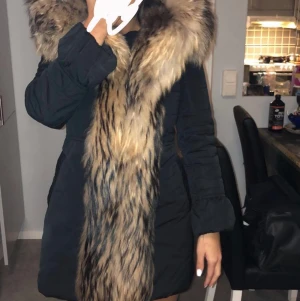 Amoress päls jacka storlek xs - Nu säljer jag min Amoress jacka som är inköpt för 15.900kr   Jackan är sparsamt använd och är i praktiskt taget nyskick.  Haft den under en vinter. Säljer denna då jag vuxit ur den.   Storlek XS men passar även en med S Först till kvarn. 