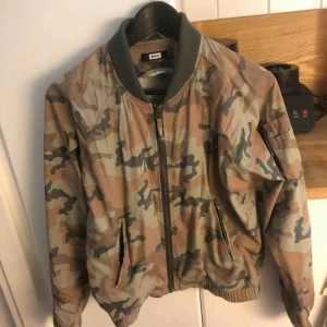  - Militärbomberjacka från bik bok i fint skick. Köparen står för frakten 