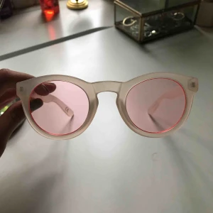  - Helt nya Vans solglasögon! Aldrig använda.  Supersnygga nu till sommaren!🌸Frakt tillkommer om det behövs:)