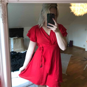  - Jättefin omlottklänning som tyvärr är för liten för mig. Köpt i USA och är i bra skick. Frakt tillkommer!