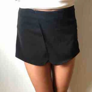 - Omlottshorts som är kjolliknande framtill!