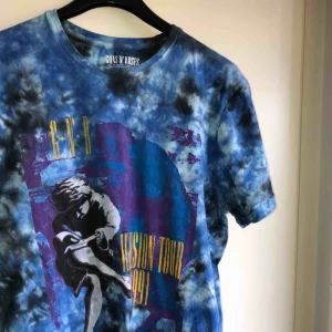  - BLUE TIE-DYE GUNS N’ ROSES T-SHIRT - M - Unisex - Gott skick - Kan mötas upp inom Östergötlands Län och ev Stockholm.