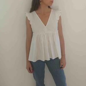  - Löst sittande blus i ”skjortmaterial”. Använd ett fåtal gånger