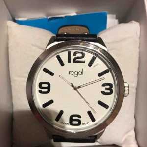  - En helt oanvänd klocka från regal. Glas skyddsplast är till och med kvar på klockan som ni ser ni bilden. Köparen står för frakt.