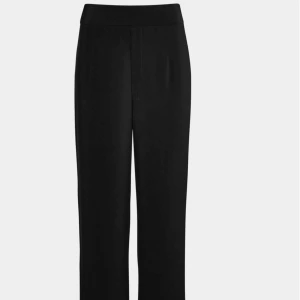  - Svarta flare byxor från bikbok ej använda