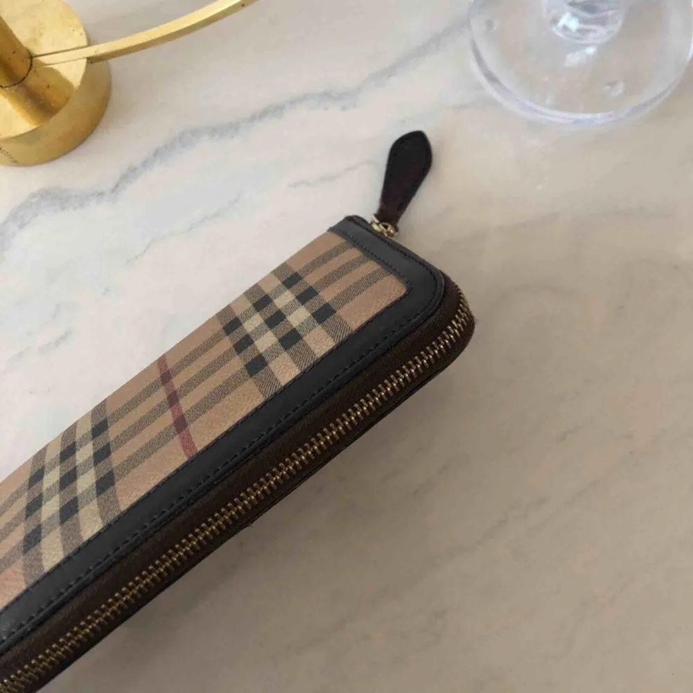 Äkta burberry plånbok, köpt för 4 år sedan men i väldigt bra skick, kvitto finns inte men äkthets bevis finns. Accessoarer.