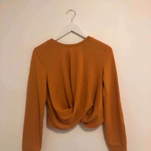  - Super fin tröja från ZARA! Köpt för nått halvår sedan och aldrig kommit till användning :(. Men hoppas att nån annan kan få denna tröja till användning. Önskas fler bilder, kontakta mig❤️köparen betalar 50 kr+frakten