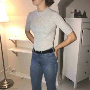  - Super snygg grå tröja med liten polokrage anvä d fåtal gånger köparen står för frakt!🥰