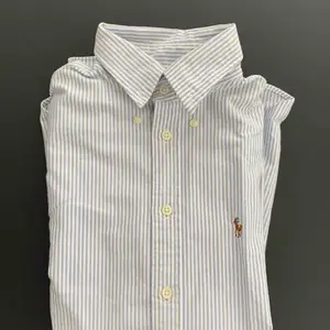 Säljer den populära CUSTOM FIT skjortan från Ralph Lauren i storlek XS. Använd en gång. Möts upp i Stockholm eller fraktas! 🙏🏼  Nytt pris: 999kr Mitt pris: 400kr