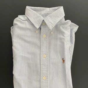  - Säljer den populära CUSTOM FIT skjortan från Ralph Lauren i storlek XS. Använd en gång. Möts upp i Stockholm eller fraktas! 🙏🏼  Nytt pris: 999kr Mitt pris: 400kr