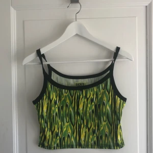  - Färgglatt linne slutar stax ovanför naveln!  Spice Girls feeling!  20kr frakt  🌈