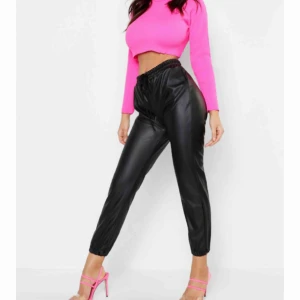  - Skit feta skin byxor. Dock för låga för mig. Prislappen är kvar. 