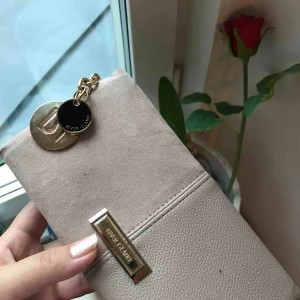  - En fin plånbok från River Island. Kommer tyvärr aldrig till användning