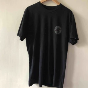  - Snyggg sliten T-shirt från vans i storlek large. Litet tryck på bröst och stort tryck på rygg. Kan hämtas i Uppsala eller skickas mot fraktkostnad 