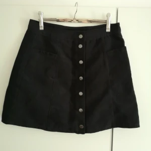  - Superfin svart kjol i moccaimitation och silverdetaljer! I priset ingår frakt 🌻