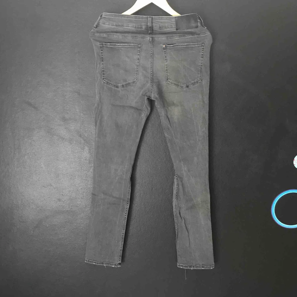 Grå ripped jeans från H&M. Begagnat men fint skick. Super Stretch. . Jeans & Byxor.