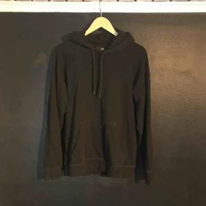  - Svart H&M hoodie i helt nyskick. Frakt 72 kr. 