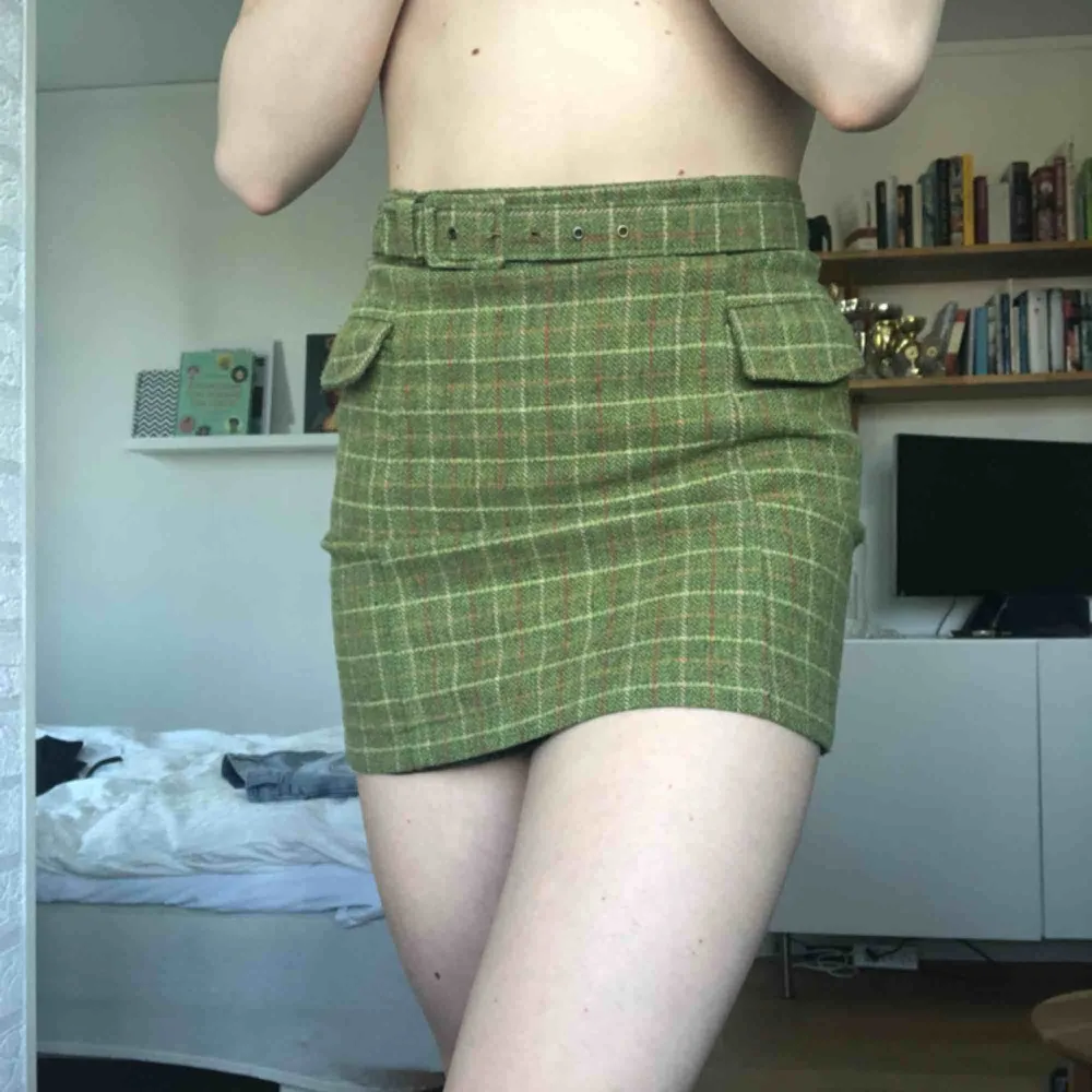 Jättefin rutig kjol i grönt med gulliga ”fickor” och tillhörande skärp jag köpte second hand. Älskar den här kjolen men den är lite liten och passar nog bäst dom som brukar ha XS/S. Frakt ingår i priset☺️. Kjolar.