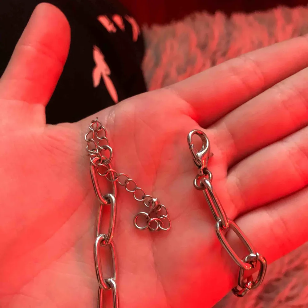 FETT coolt chain halsband med ett lås på🥵(ingen nyckel finns) Används tyvärr inte längre därför säljs den. Möts upp i stockholms området och fraktar !. Accessoarer.