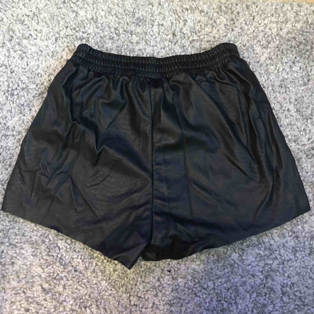 Shorts i fejkläder med ormprint och fickor i sidorna. Passar en vanlig S. Köparen står för frakt 👗. Shorts.