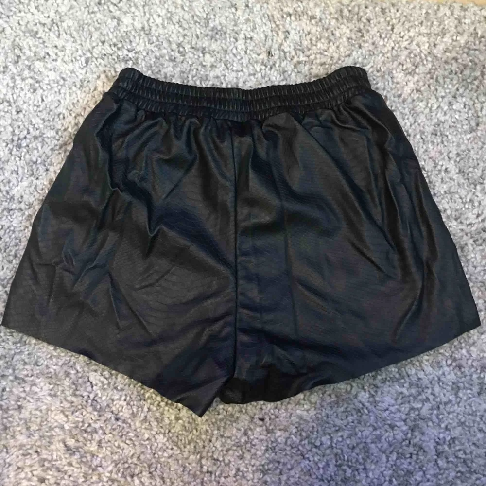 Shorts i fejkläder med ormprint och fickor i sidorna. Passar en vanlig S. Köparen står för frakt 👗. Shorts.