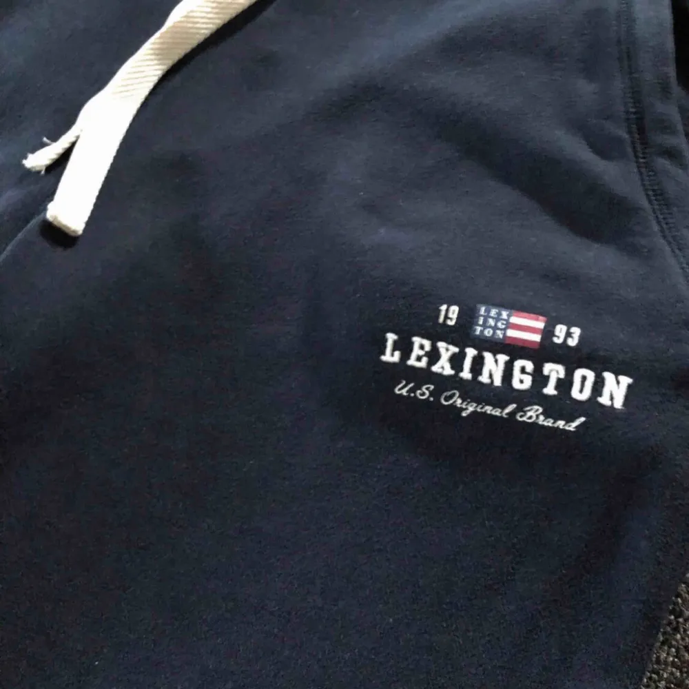 Lexington mjukisbyxor i storlek L. Säljes pga för stora för mig. Använda några få gånger så i bra skick. Cond 9/10. Köparen står för frakt.. Jeans & Byxor.