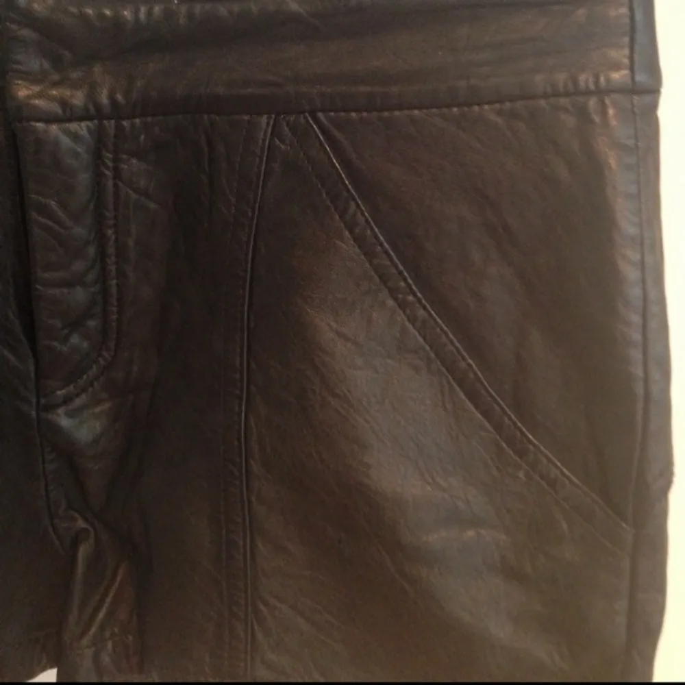 Svarta lädershorts. Säljs billigt pga av liten fläck (första bilden). Shorts.