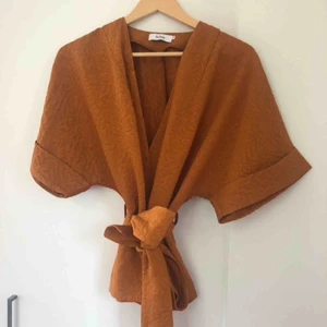  - Jättefin kopparfärgad kimonoblus från Stylein. Nypris runt 1000 kr. Nyskick med väldigt hög kvalitet. Storlek M. Fråga om ni har frågor! Köpare står för frakt