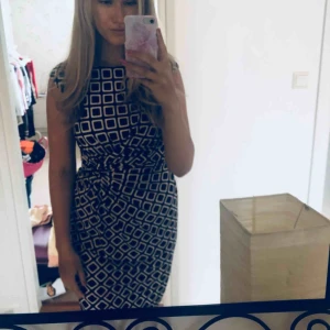  - Väldigt fin, figurnära klänning från Ralph Lauren. Drapering i midjan vilket ger fin markering. Passar både till vardags & fest. Kan hämtas i solna/sthlm, skriv om du vill se fler bilder. 😊 nypris 1200 kr - men pris kan diskuteras.