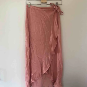  - Helt oanvänd ljusrosa Samsøe omlottkjol. Ostruken på bilden. Storlek S. Nypris 1000 kr. Superfin kvalitet.