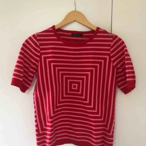  - Cool mönstrad rosaröd topp från märket STOCKH LM. I storlek XS och är i nyskick. 