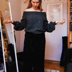  - Stickad tröja från h&m med ballongärmar. Kan bäras både som off the shoulder-top och som på andra bilden. Jag bjuder på frakten!