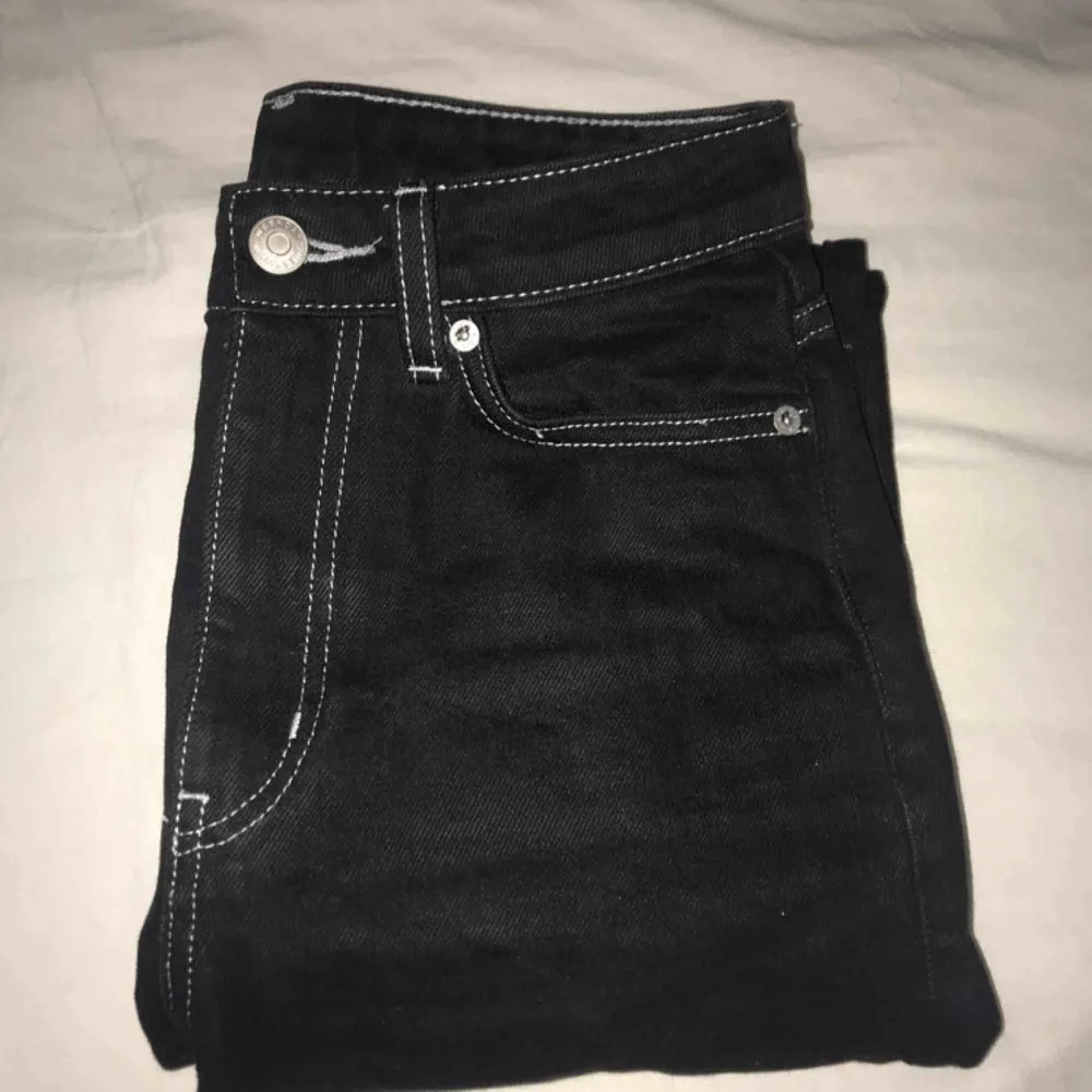 Säljer dessa jeans från Weekday i modellen Row i storlek 24 (midja) 30 (längd). Jeansen är i bra skick och nypriset är 500kr men säljer för 250kr, köparen står för frakten men kan annars mötas upp i centrala Stockholm :). Jeans & Byxor.