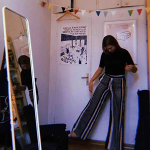  - Supersnygga randiga byxor med gulddetaljer på snörena (syns på sista bilden) och utsvängda ben från h&m. Jag bjuder på frakten!