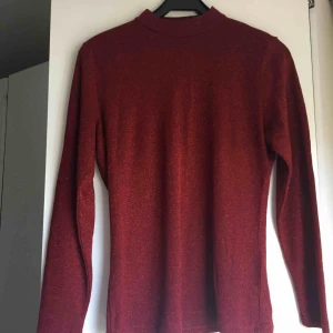  - Glittrig vinröd meshtröja😍😍