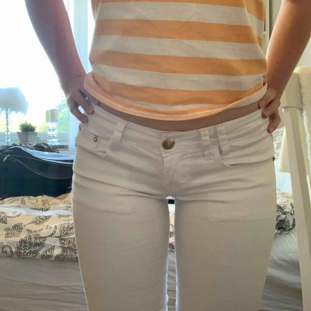 Snygga vita, tighta jeans med guld detaljer från Miss RJ. Användas fåtal gånger. Så är i bra skick.  Storleken är 36/s. Priser är exklusive frakt. Går också att mötas upp om det är i närheten. . Jeans & Byxor.