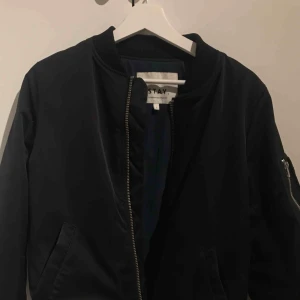  - Svart bomberjacka som är blå inuti köpt på carlings, jackan är i väldigt bra skick, 50kr+ frakt