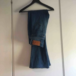  - Högmidjade stretchiga bootcutjeans från tiger of sweden🧚‍♂️ 