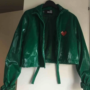  - Kollar om det finns nåt INTRESSE för denna gröna moschinojackan. Orginalpris ca 2000 kr🌸