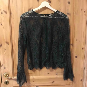  - Grön tröja ifrån hm i storlek 40. Tycker den är alldeles för tajt på mig och har därför aldrig används. Frakt tillkommer!